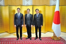 メレドフ副首相とベルディムハメドフ国会立法委員長とともに