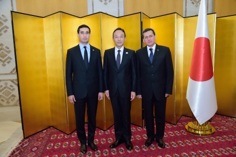 メレドフ副首相兼外相とベルディムハメドフ外務次官兼対日友好議連会長とともに